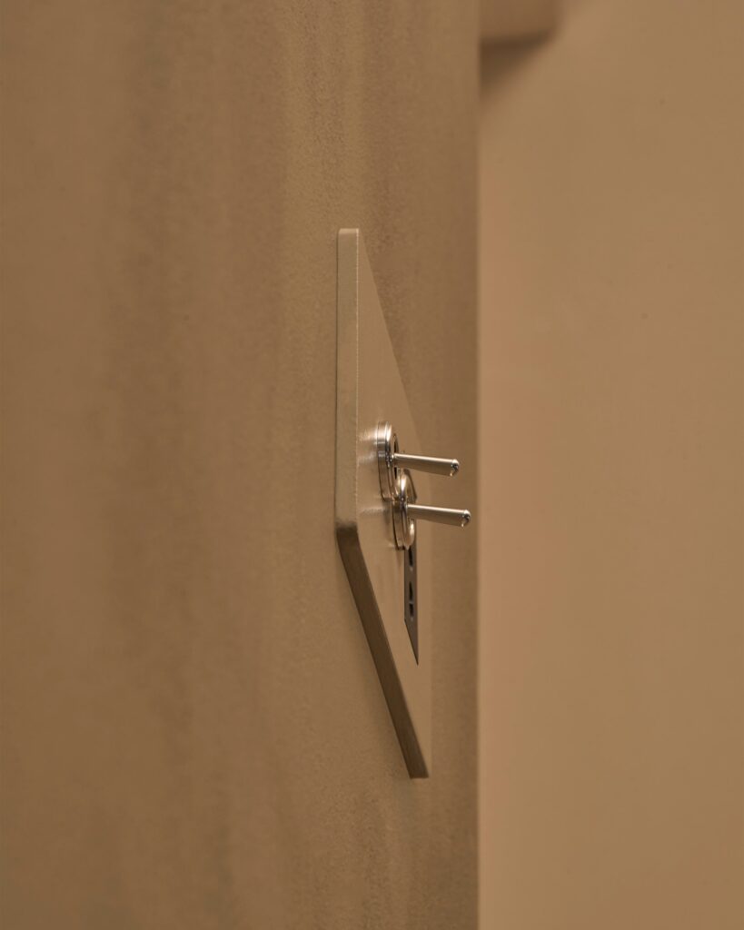Grove 3-Module 2x Toggle Switch & Bipasso Socket – Paintable Polished Nickel, Czarny