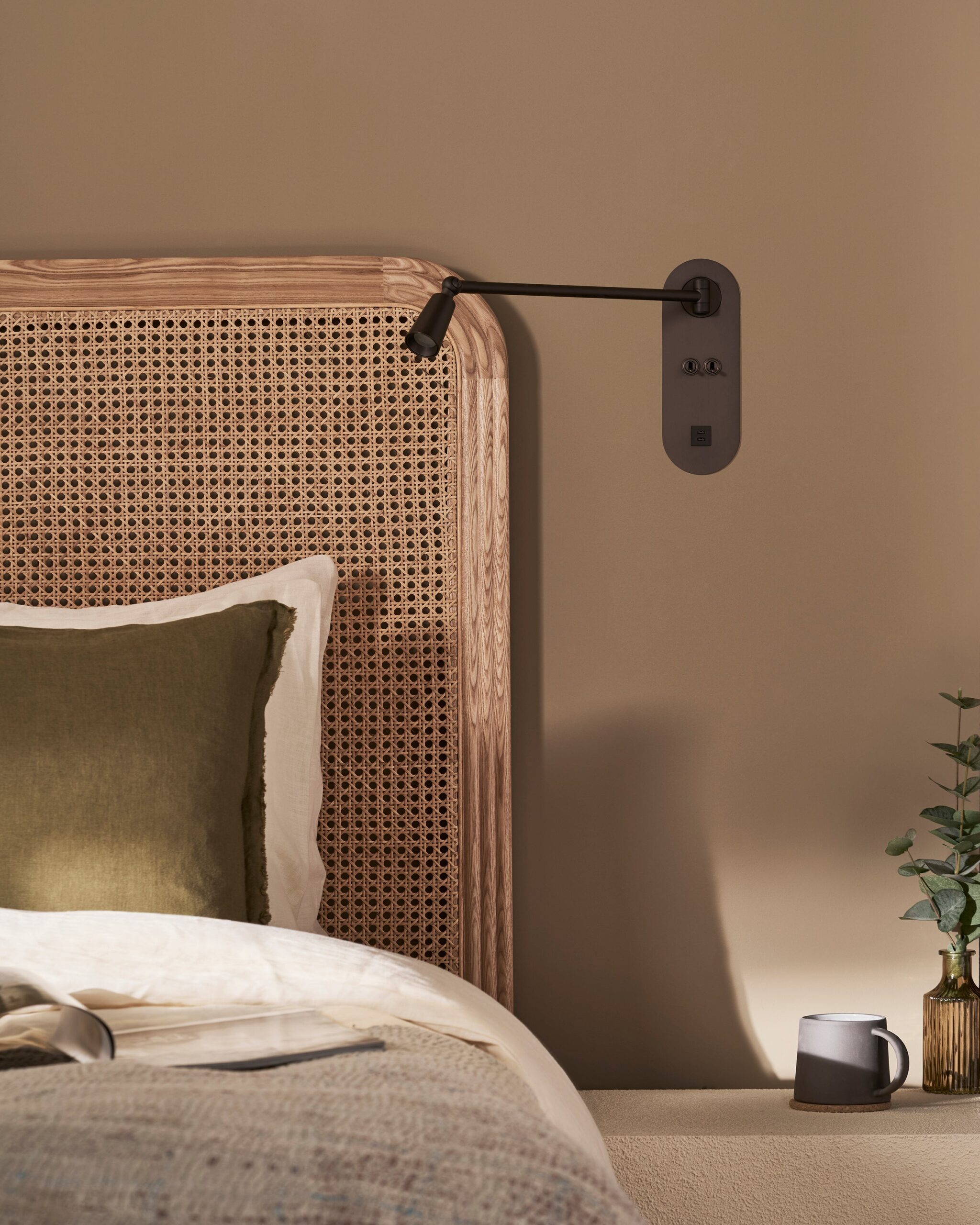 Sloane lampka do czytania z 2 włącznikami dźwigniowymi oraz USB-C – Brąz