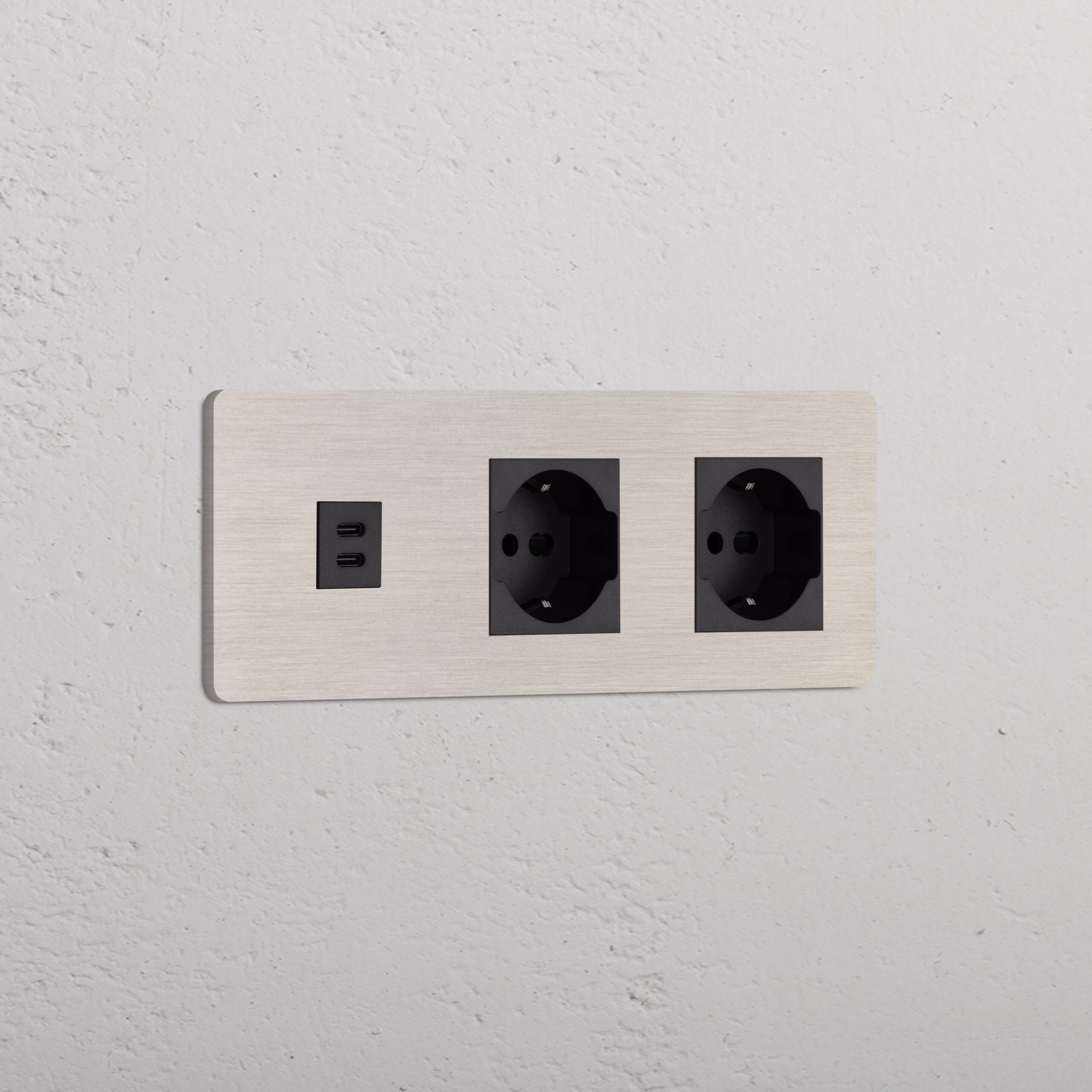 Grove Gniazdo USB-C 30 W i Schuko/Bipasso x 2 w potrójnej ramce – Satynowy nikiel, Czarny