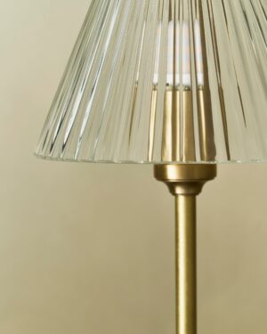 Cotswold mała lampa stołowa z ryflowanym szkłem – Antyczny mosiądz