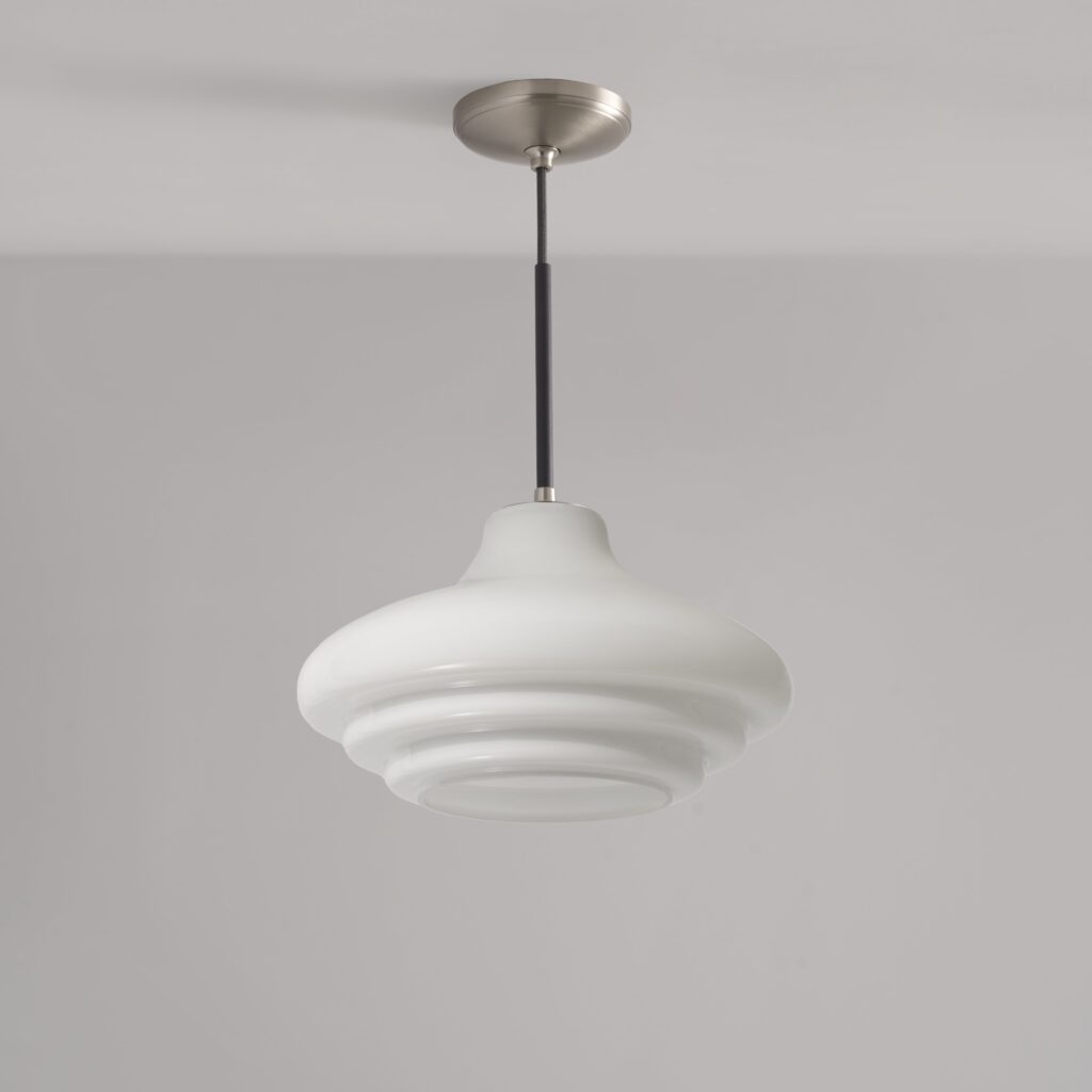 Brookfield średnia lampa wisząca z opalowym szkłem – Satynowy nikiel