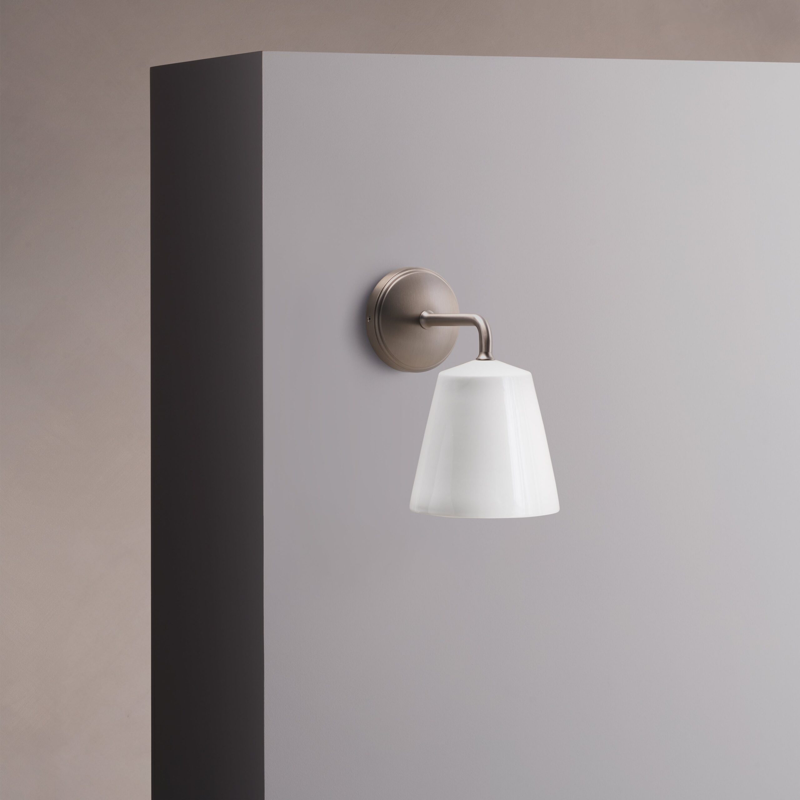 Richmond średni kinkiet ścienny z delikatną porcelaną – Satynowy nikiel