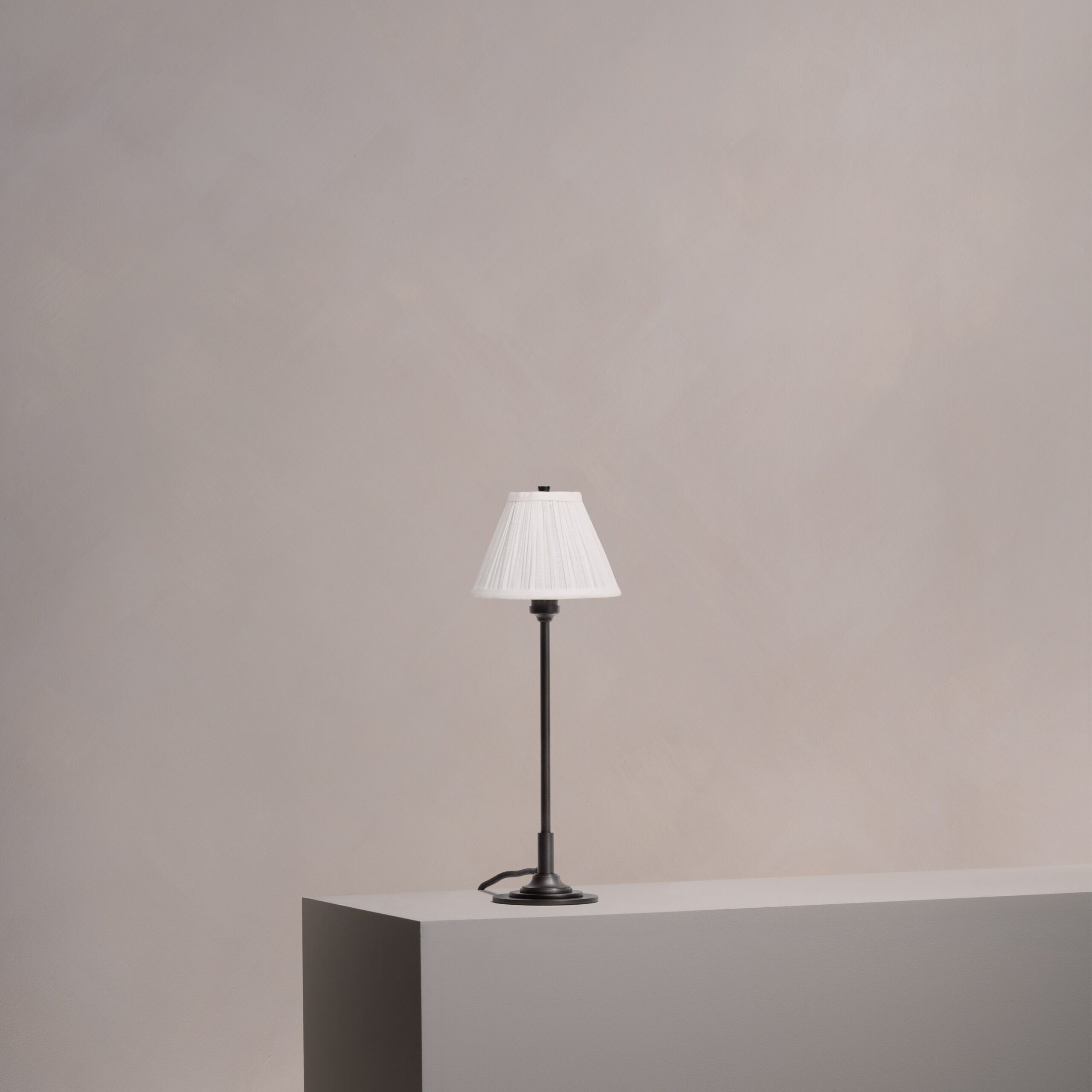Cotswold mała plisowana lampa stołowa biały alabaster – Brąz