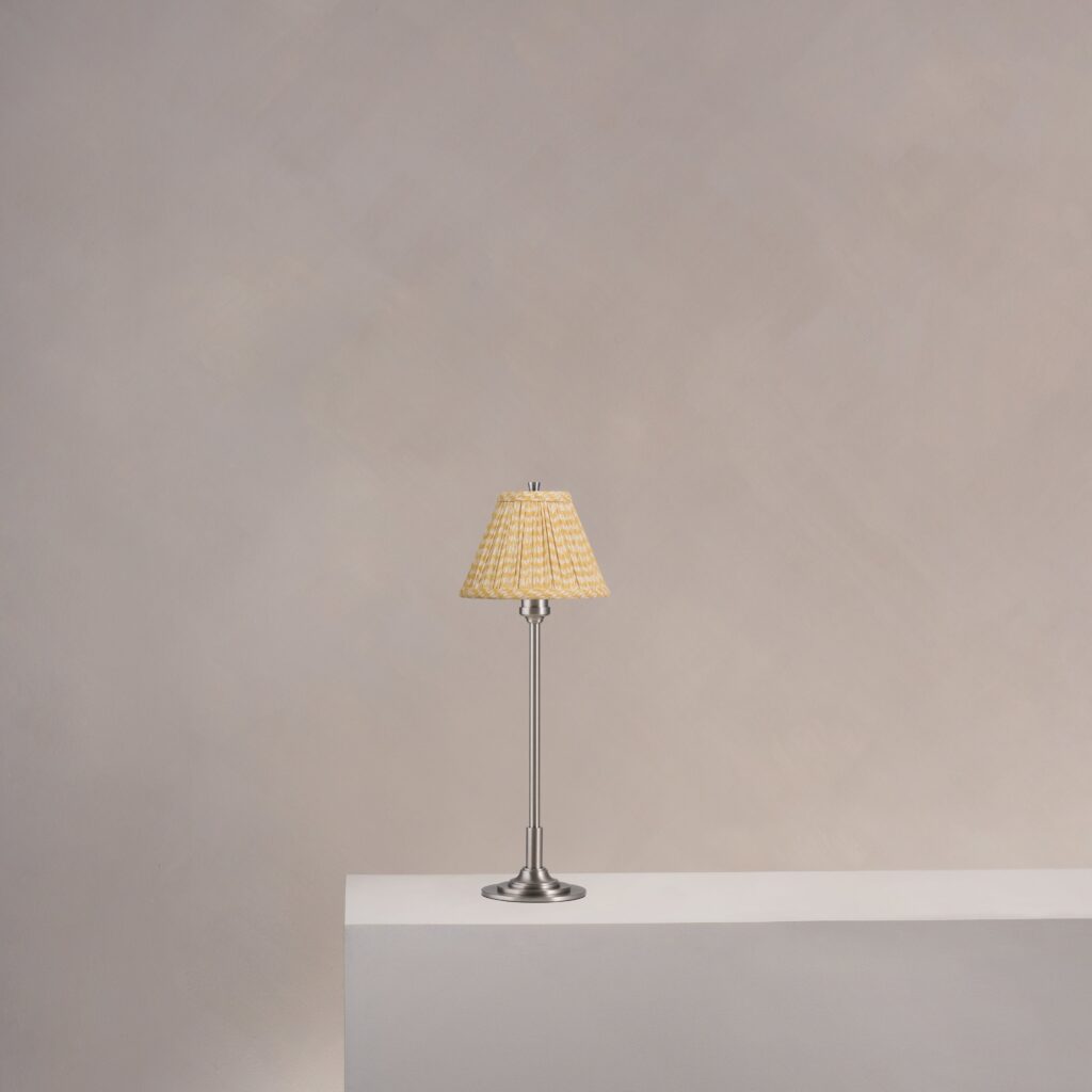 Cotswold mała plisowana lampa stołowa lniany odcień żółci – Satynowy nikiel