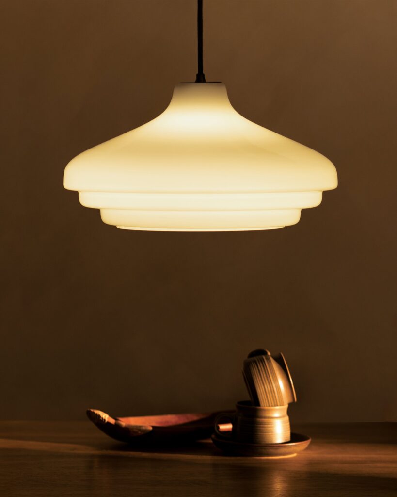 Brookfield duża lampa wisząca z opalowym szkłem – Brąz
