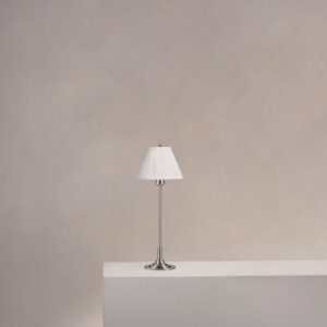 Cotswold mała plisowana lampa stołowa biały alabaster – Satynowy nikiel