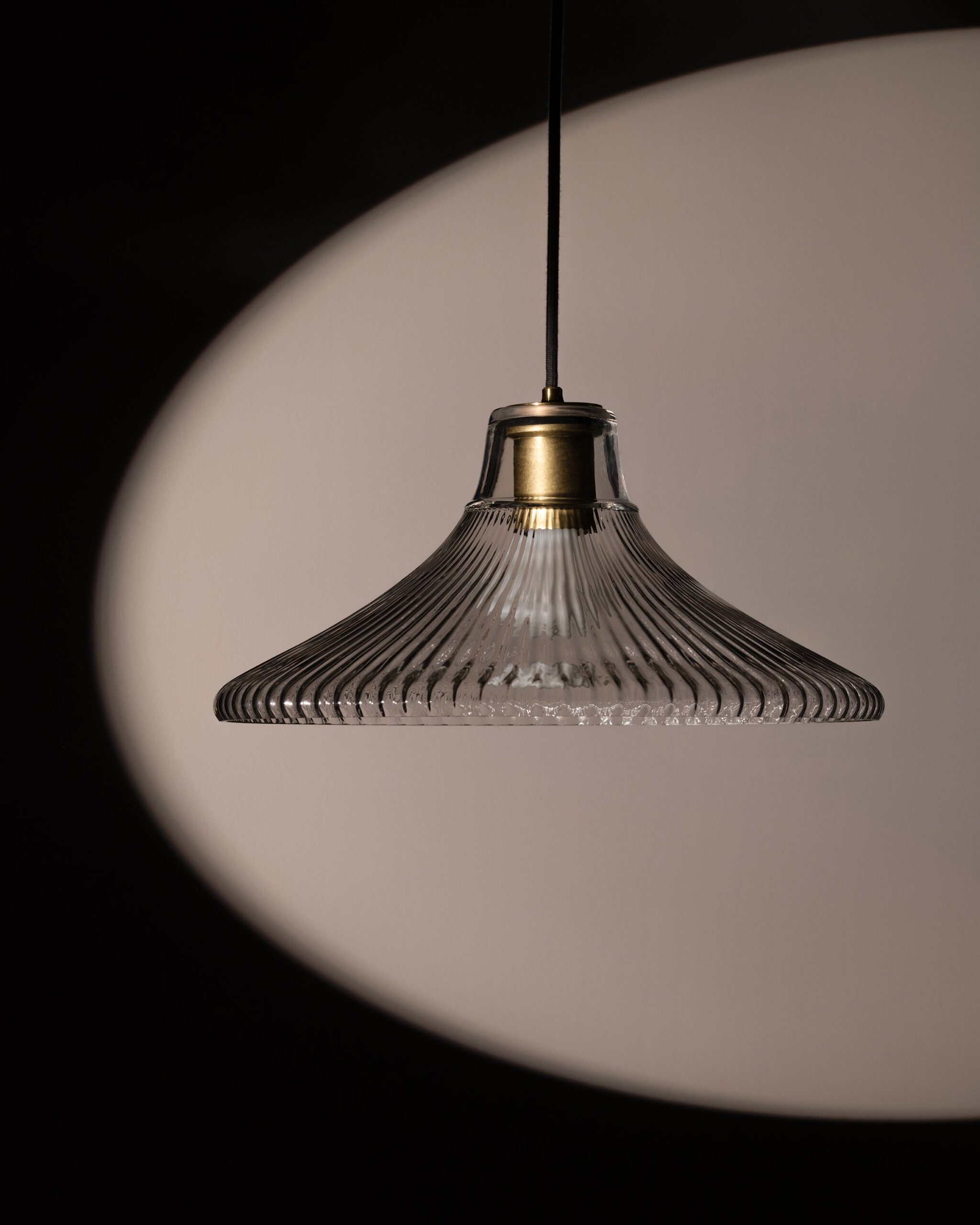 Hammersmith duża lampa wisząca z ryflowanym szkłem – Antyczny mosiądz