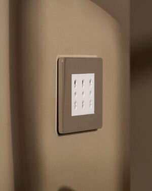 Grove 3-mechanizmowe gniazdo 3x Bipasso – Polerowany nikiel, Biały