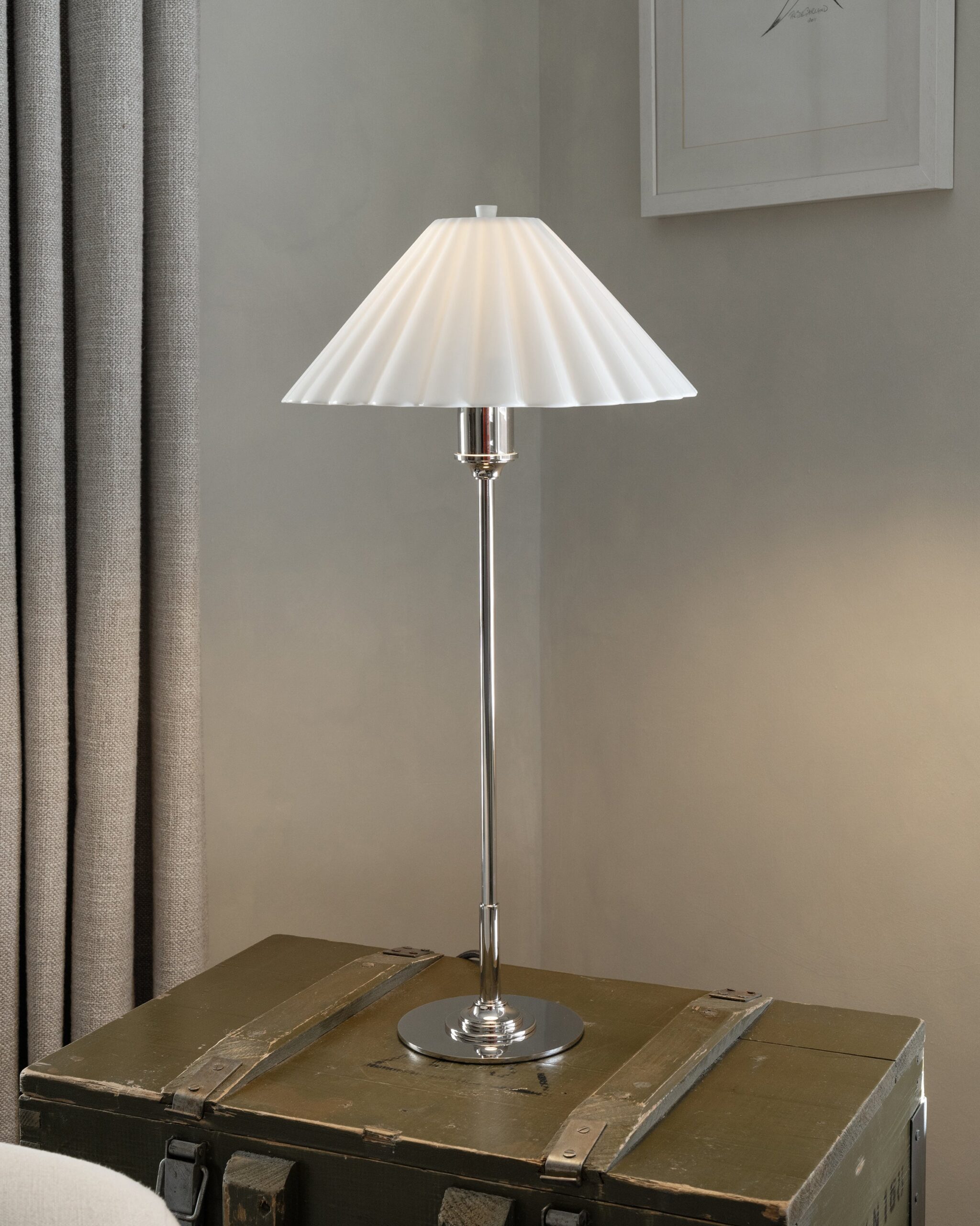Cotswold średnia lampa stołowa z delikatną porcelaną – Polerowany nikiel