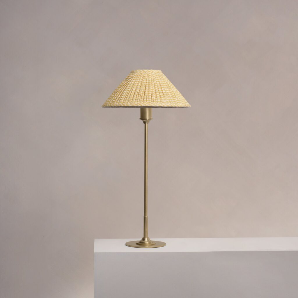 Cotswold średnia plisowana lampa stołowa lniany odcień żółci – Antyczny mosiądz