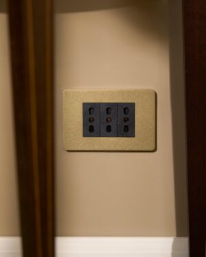Grove 3-modułowe gniazdo 3x Bipasso – Antyczny mosiądz, Czarny