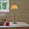 Cotswold plisowana lampa stołowa lniany odcień żółci z możliwością ładowania – Satynowy nikiel