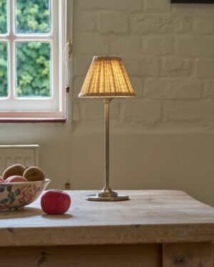 Cotswold plisowana lampa stołowa lniany odcień żółci z możliwością ładowania – Satynowy nikiel