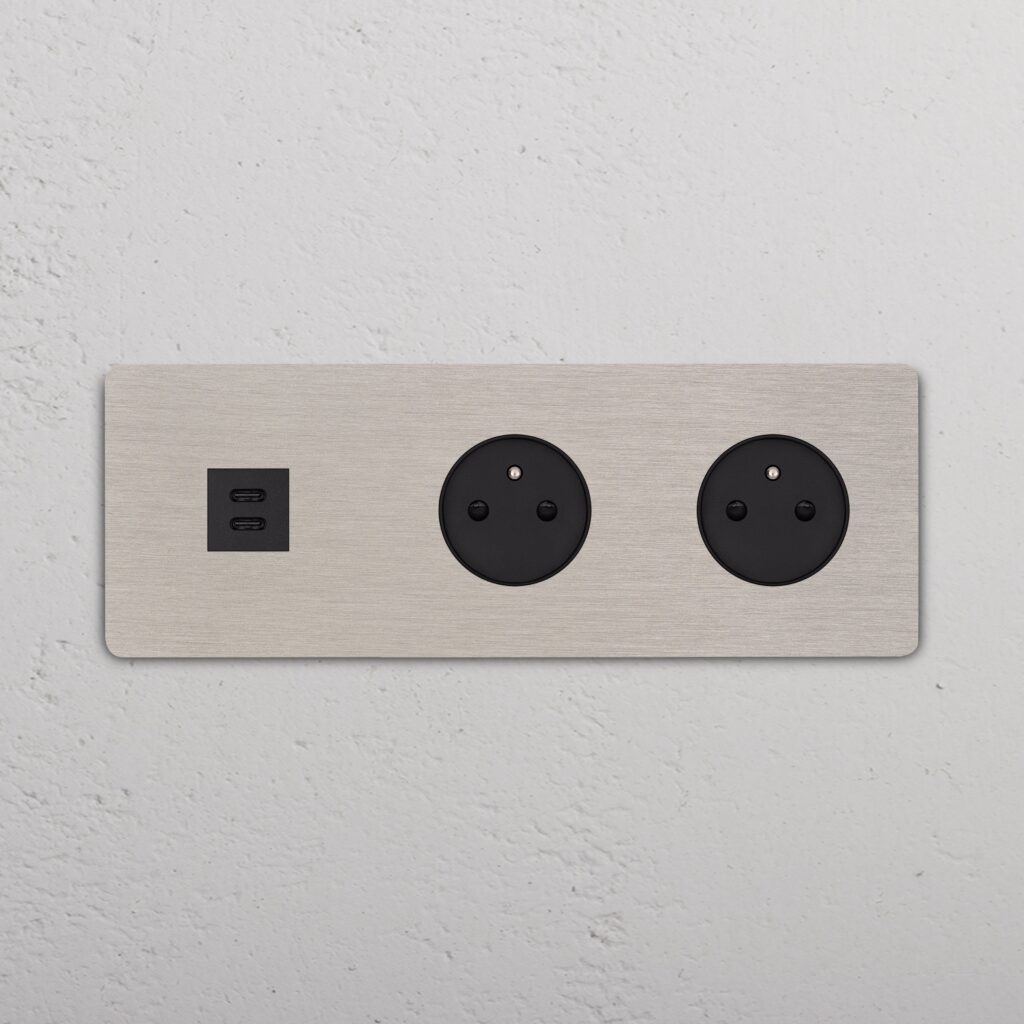 Grove Gniazdo USB-C 30 W i francusko/belgijskie typu E x 2 w potrójnej ramce – Satynowy nikiel, Czarny