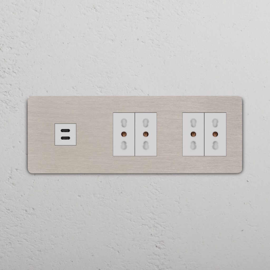 Grove Gniazdo USB-C 30 W i Bipasso x 4 w potrójnej ramce – Satynowy nikiel, Biały