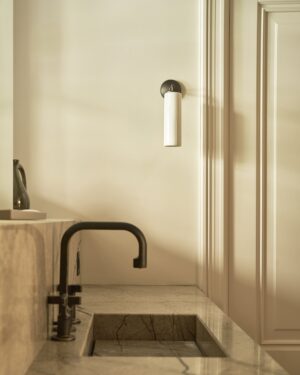 Claremont mały kinkiet ścienny z delikatną porcelaną – Brąz
