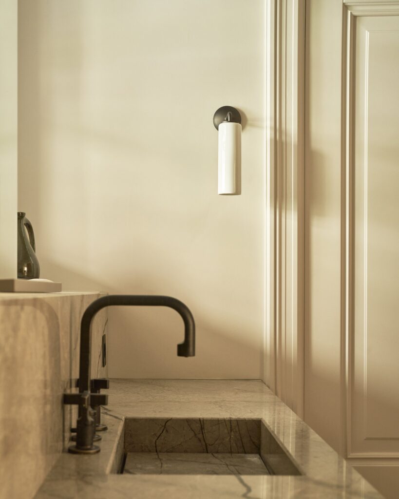 Claremont mały kinkiet ścienny z delikatną porcelaną – Brąz