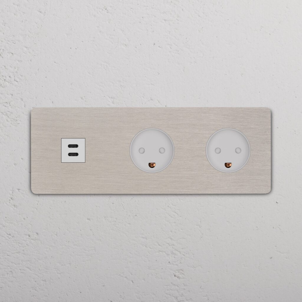 Grove Gniazdo USB-C 30 W i duńskie typu K x 2 w potrójnej ramce – Satynowy nikiel, Biały