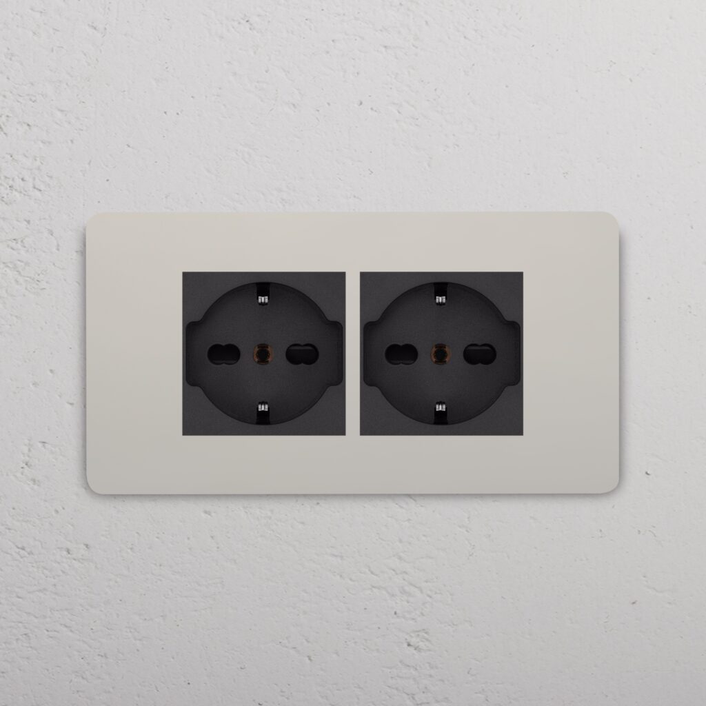 Grove 4-mechanizmowe gniazdo 2x Schuko/Bipasso – Polerowany nikiel, Czarny