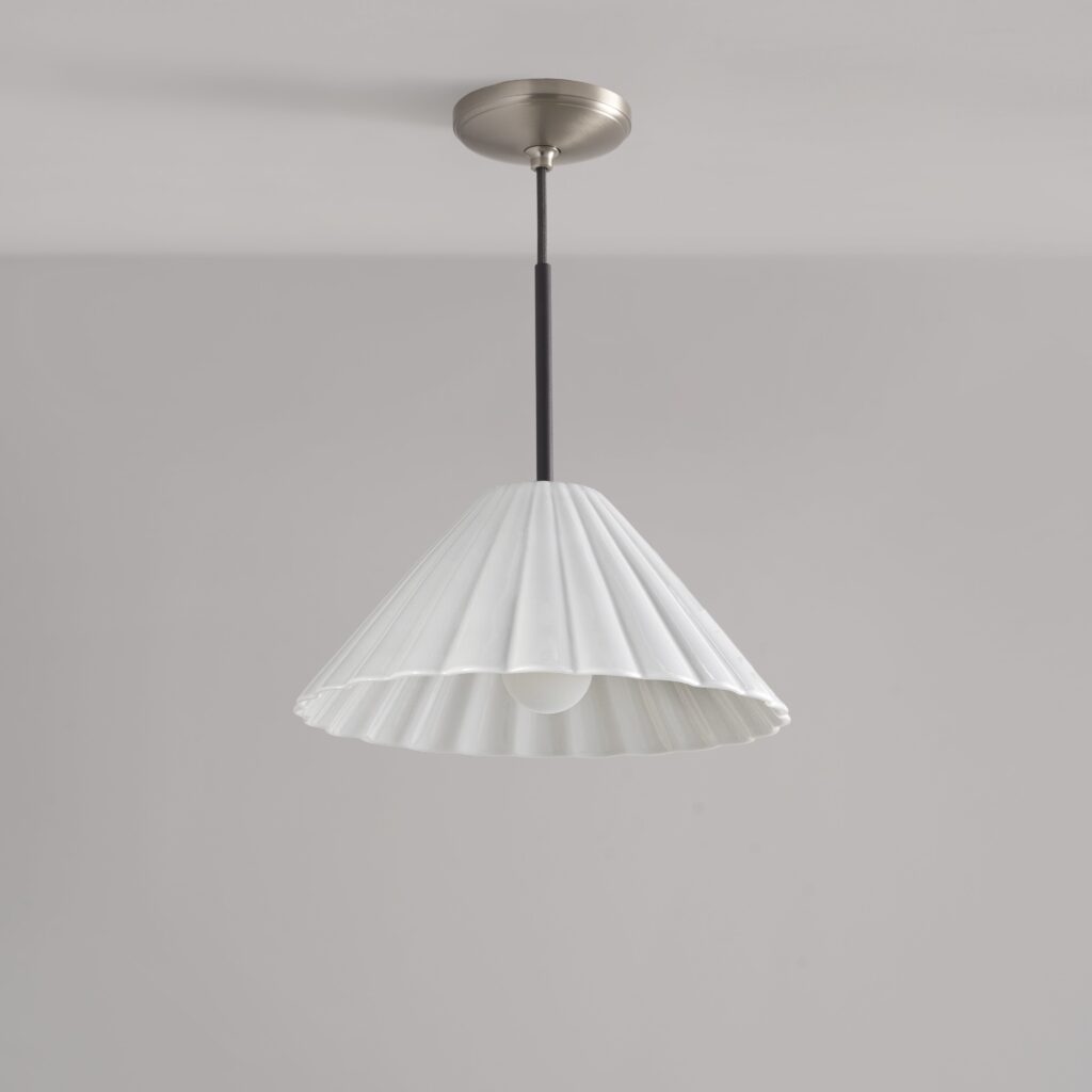 Cotswold średnia lampa wisząca z delikatną porcelaną – Satynowy nikiel