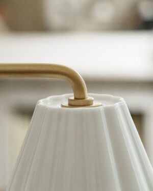 Cotswold podwójna lampa stołowa z delikatną porcelaną – Antyczny mosiądz