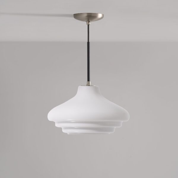 Brookfield średnia lampa wisząca z opalowym szkłem – Satynowy nikiel