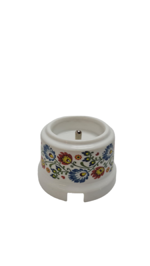 Ceramiczne natynkowe gniazdo French z bolcem uziemiającym  białe ze zdobieniem łowickim