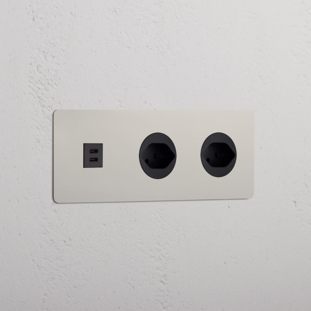 Kew Gniazdo USB-C 30W i szwajcarskie typu J x 2 w potrójnej ramce – Polerowany nikiel, Czarny