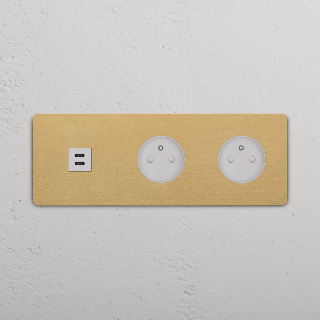 Grove Gniazdo USB-C 30 W i francusko/belgijskie typu E x 2 w potrójnej ramce – Antyczny mosiądz, Biały