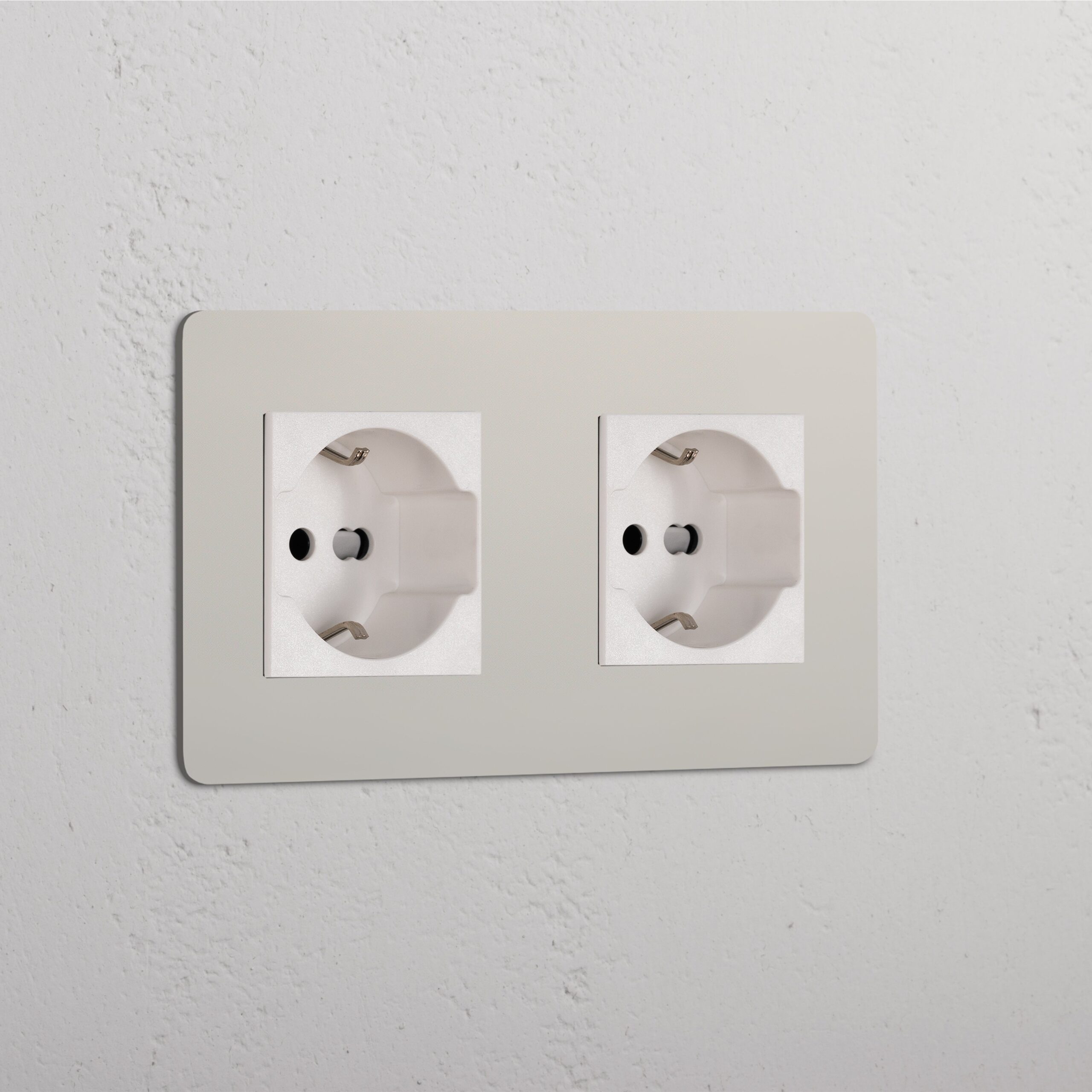 Kew Gniazdo Schuko/Bipasso x 2 w podwójnej ramce – Polerowany nikiel, Biały
