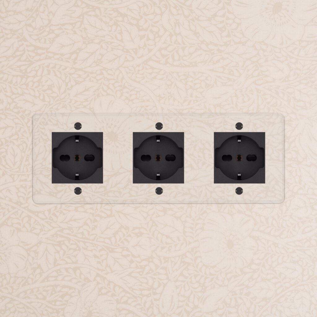 Kew Gniazdo Schuko/Bipasso x 3 w potrójnej ramce – Przezroczysty, Czarny