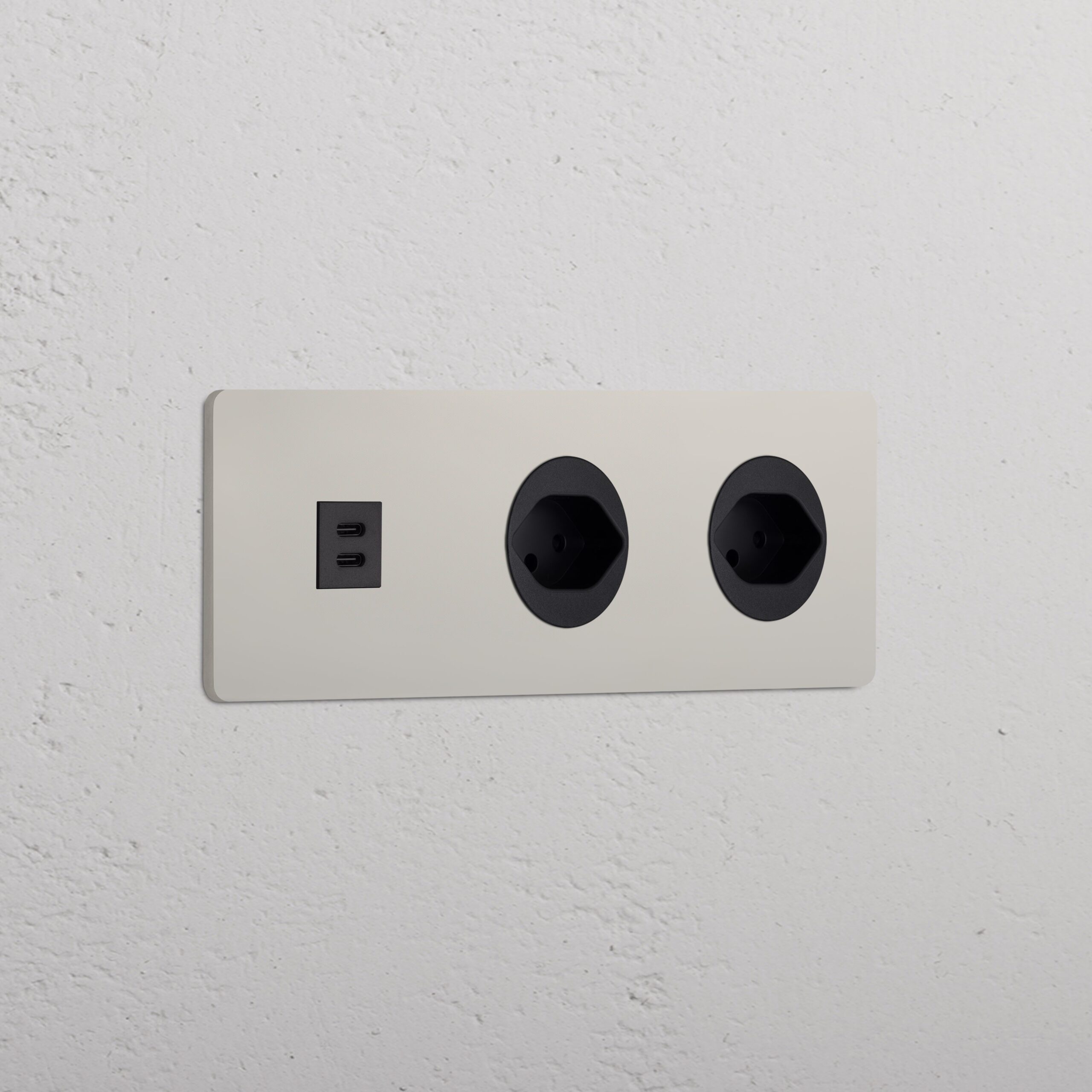 Grove Gniazdo USB-C 30W i szwajcarskie typu J x 2 w potrójnej ramce – Polerowany nikiel, Czarny