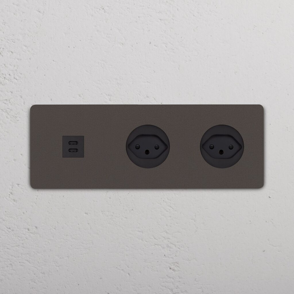 Grove Gniazdo USB-C 30W i szwajcarskie typu J x 2 w potrójnej ramce – Brąz, Czarny