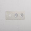 Grove Gniazdo USB-C 30 W i francusko/belgijskie typu E x 2 w potrójnej ramce – Polerowany nikiel, Biały