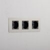 Kew Gniazdo Schuko/Bipasso x 3 w potrójnej ramce – Polerowany nikiel, Czarny