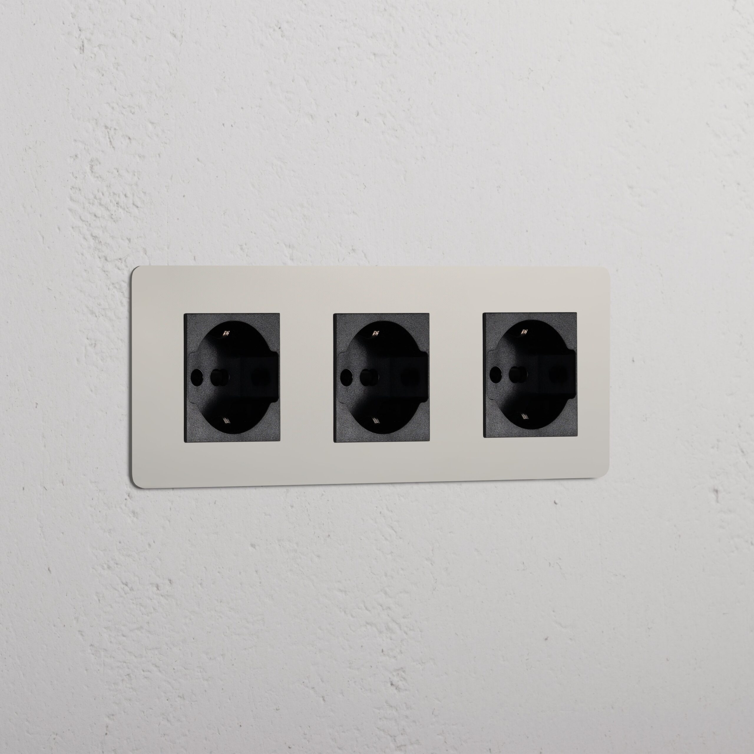 Kew Gniazdo Schuko/Bipasso x 3 w potrójnej ramce – Polerowany nikiel, Czarny