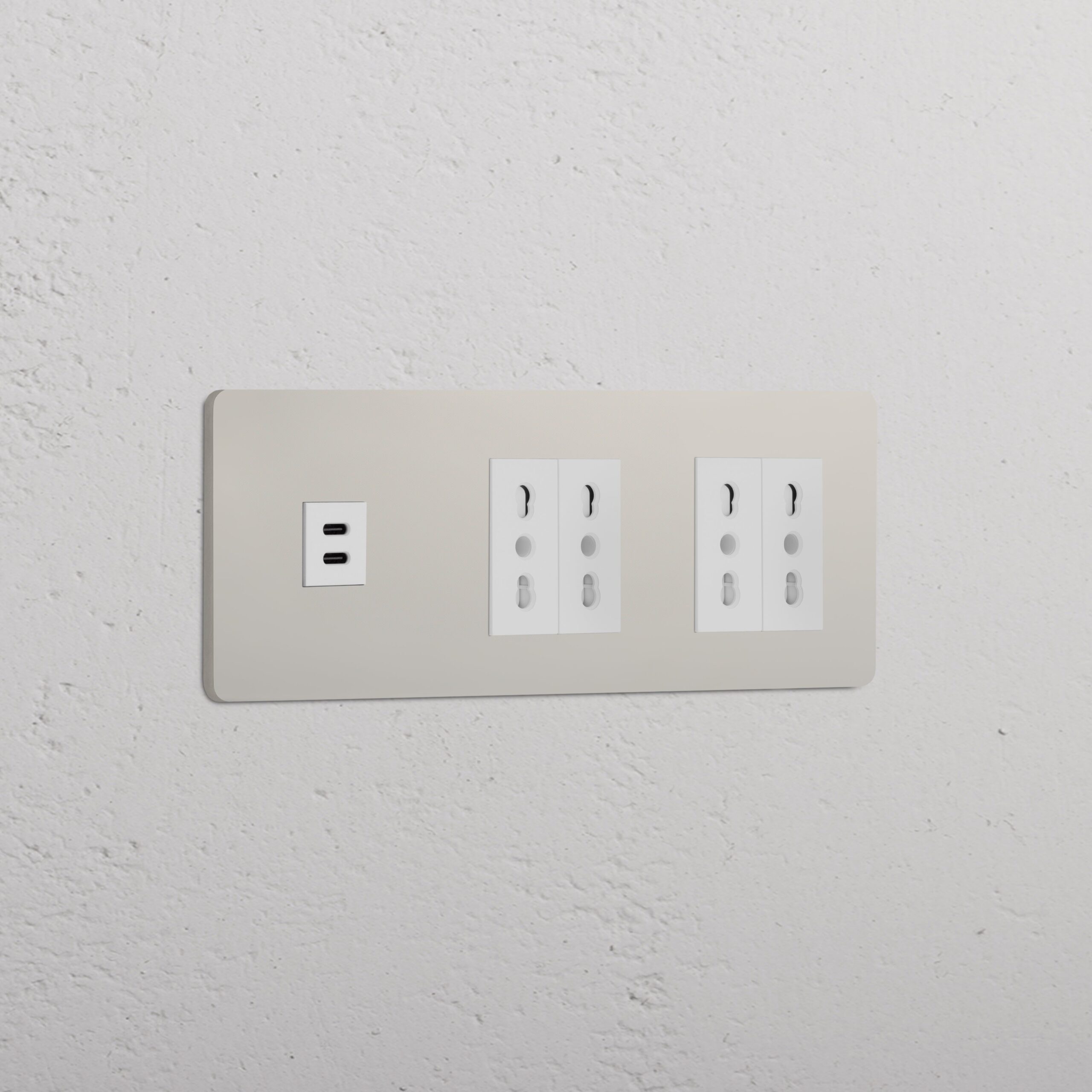 Grove Gniazdo USB-C 30 W i Bipasso x 4 w potrójnej ramce – Polerowany nikiel, Biały