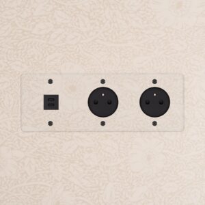 Kew Gniazdo USB-C 30 W i francusko/belgijskie typu E x 2 w potrójnej ramce – Przezroczysty, Czarny
