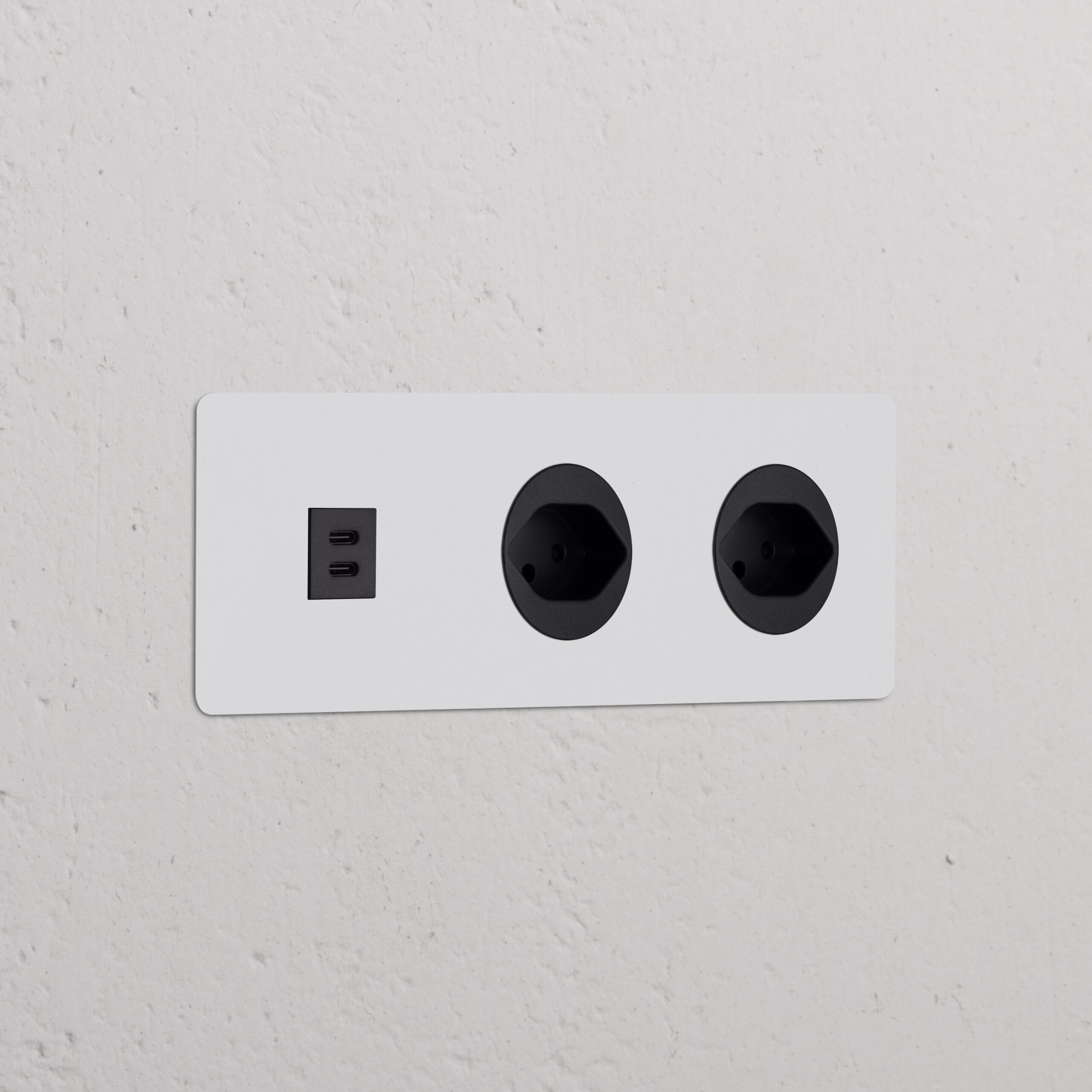 Kew Gniazdo USB-C 30W i szwajcarskie typu J x 2 w potrójnej ramce – Do malowania, Czarny