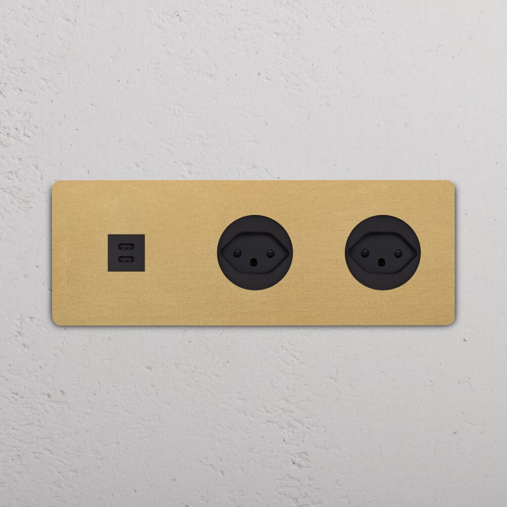 Grove Gniazdo USB-C 30W i szwajcarskie typu J x 2 w potrójnej ramce – Antyczny mosiądz, Czarny