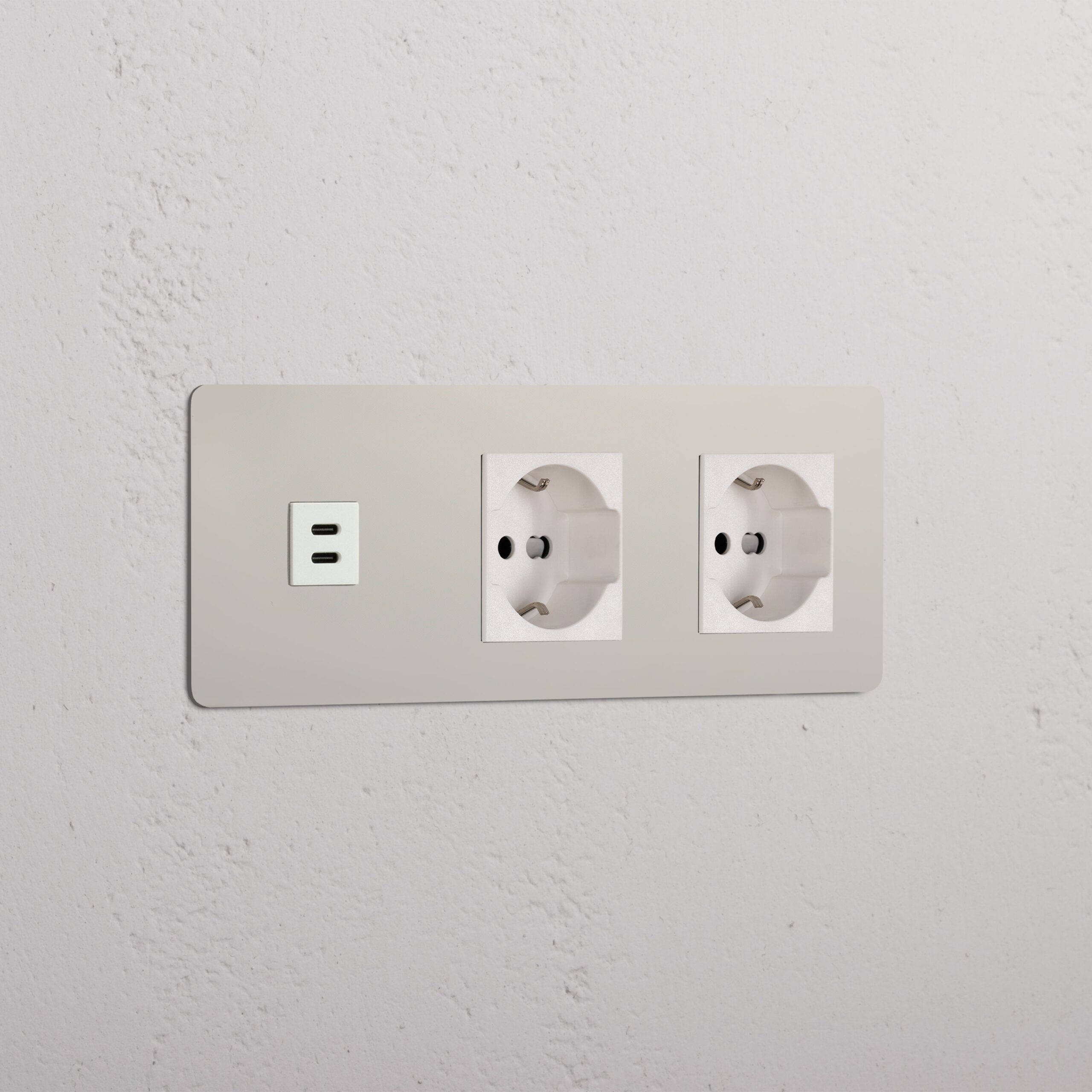 Kew Gniazdo USB-C 30 W i Schuko/Bipasso x 2 w potrójnej ramce – Polerowany nikiel, Biały