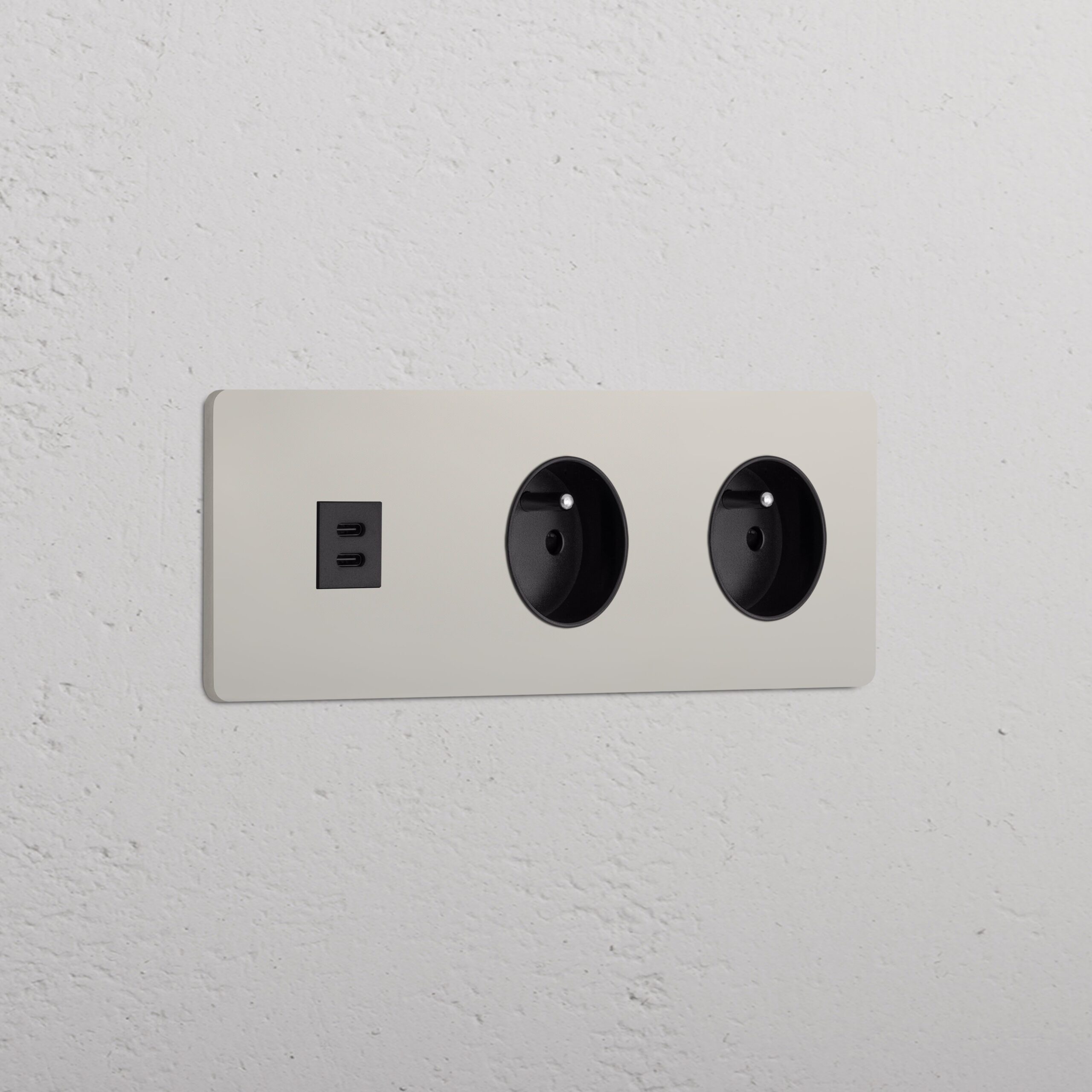 Grove Gniazdo USB-C 30 W i francusko/belgijskie typu E x 2 w potrójnej ramce – Polerowany nikiel, Czarny