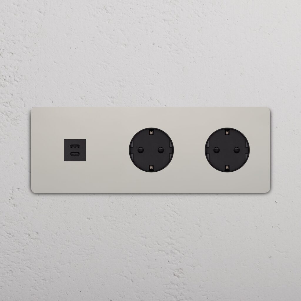 Grove Gniazdo USB-C 30 W i Schuko typu F x 2 w potrójnej ramce – Polerowany nikiel, Czarny