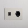 Kew Gniazdo USB-C 30W i szwajcarskie typu J w podwójnej ramce – Polerowany nikiel, Czarny