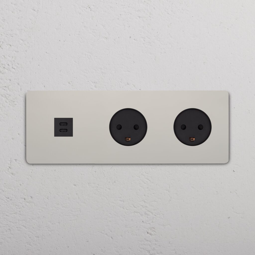Grove Gniazdo USB-C 30 W i duńskie typu K x 2 w potrójnej ramce – Polerowany nikiel, Czarny