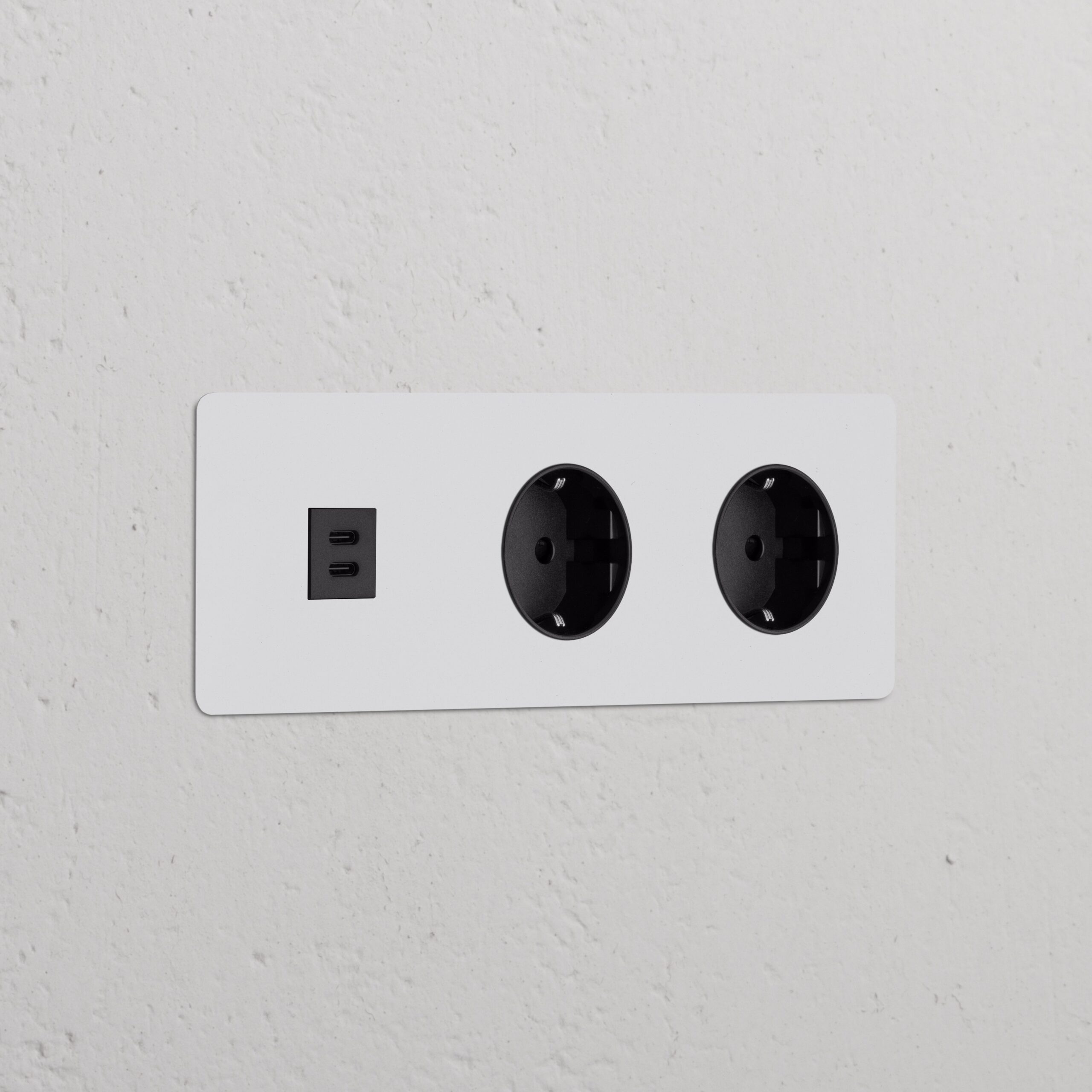 Kew Gniazdo USB-C 30 W i Schuko typu F x 2 w potrójnej ramce – Do malowania, Czarny