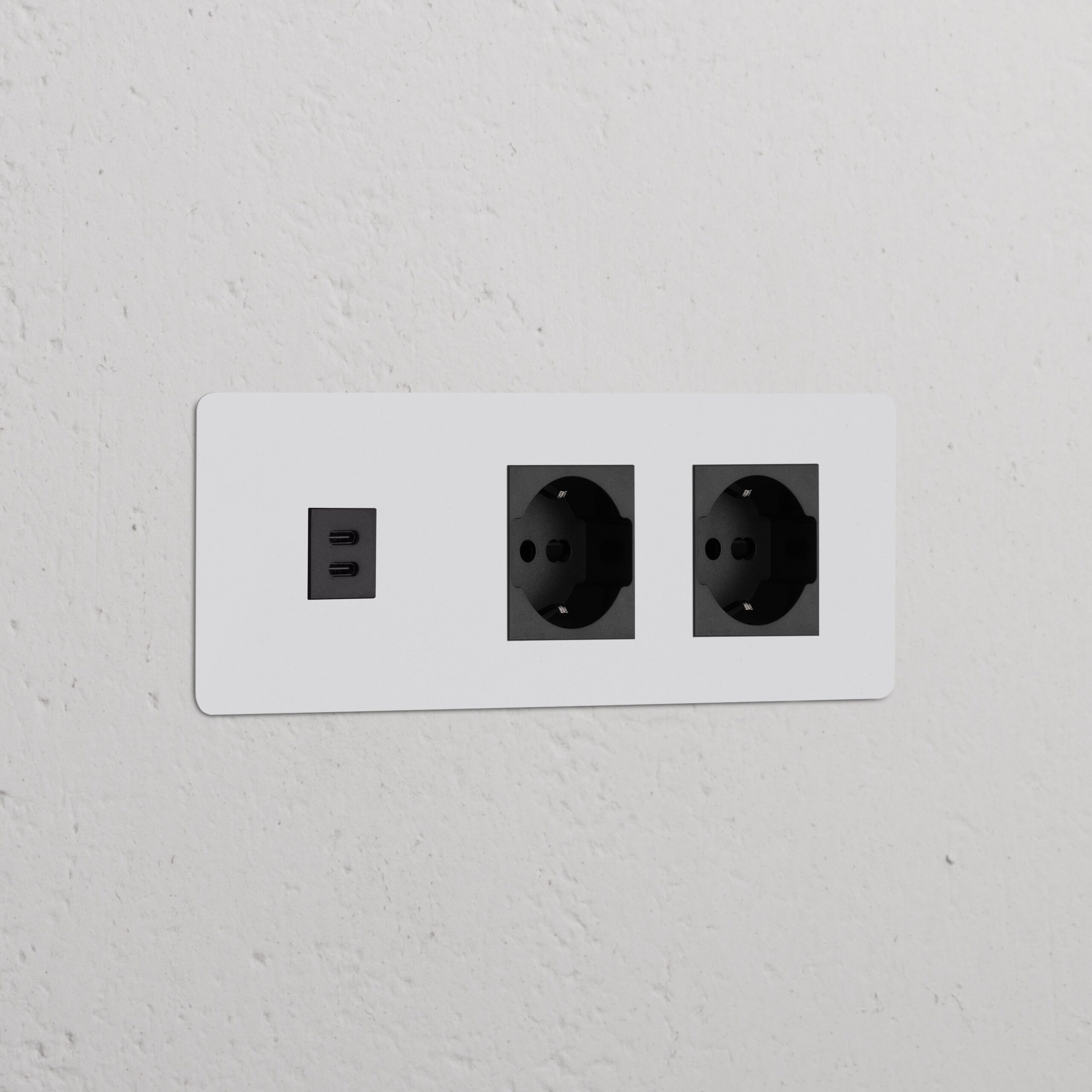 Kew Gniazdo USB-C 30 W i Schuko/Bipasso x 2 w potrójnej ramce – Do malowania, Czarny