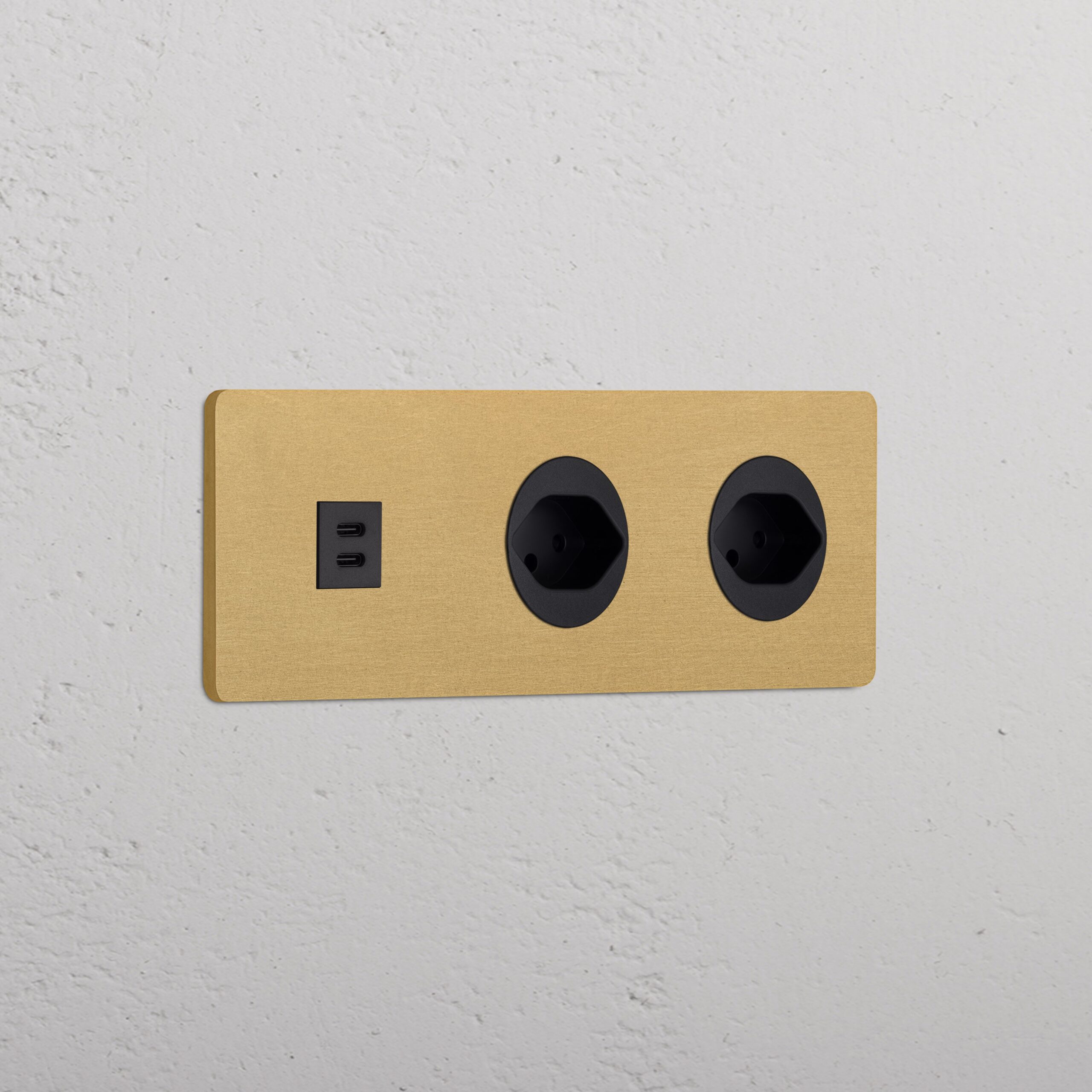 Grove Gniazdo USB-C 30W i szwajcarskie typu J x 2 w potrójnej ramce – Antyczny mosiądz, Czarny