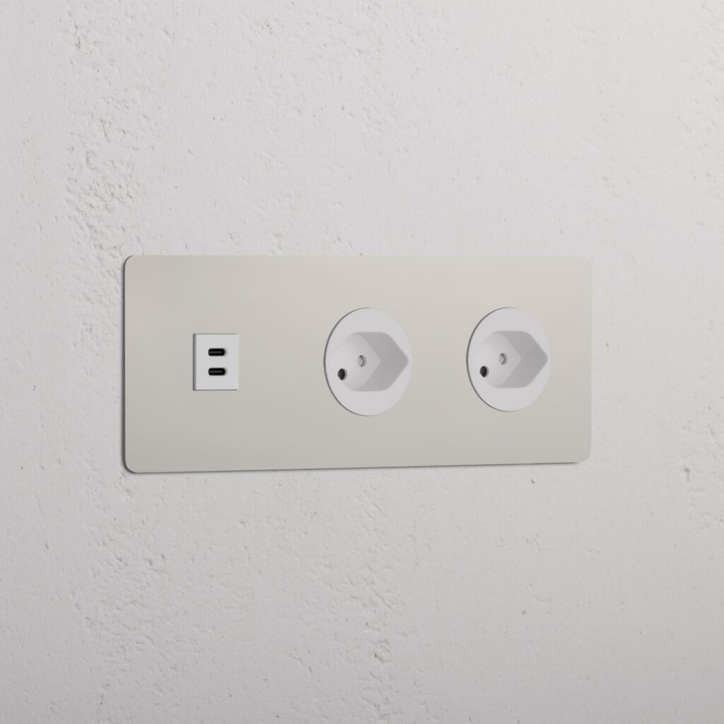 Kew Gniazdo USB-C 30W i szwajcarskie typu J x 2 w potrójnej ramce – Polerowany nikiel, Biały