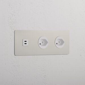 Kew Gniazdo USB-C 30W i szwajcarskie typu J x 2 w potrójnej ramce – Polerowany nikiel, Biały
